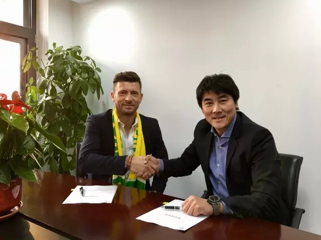 TA：前尤文CEO布兰科将出任曼联CEO，并计划任命新的转会专家“TheAthletic”报道，英力士考虑让前尤文图斯CEO布兰科出任曼联CEO，他于去年12月离开巴黎圣日耳曼，目前是英力士集团体育部门负责人。